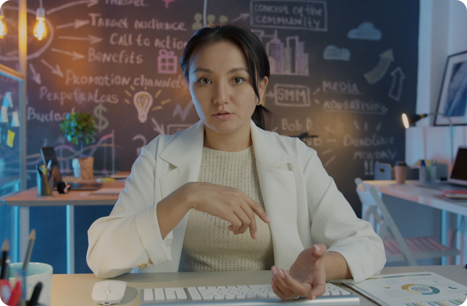 Instructor teaching a business plan course class